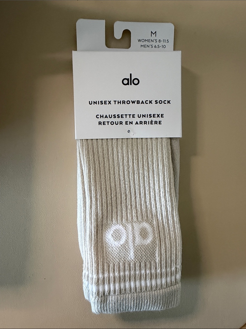 NWT ALO Yoga Unisex Throwback Socks in Bone/White - Picture 2 of 3